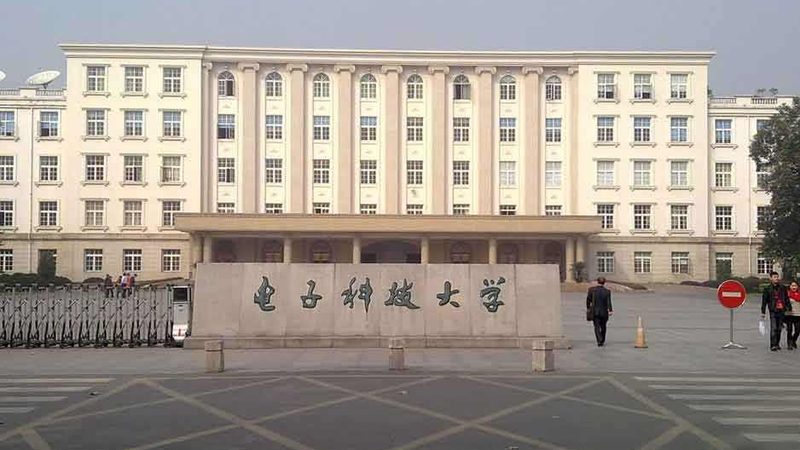 在材料环保性检测合格的基础上，还需要对PCBA的电气性能进行检测。这包括：